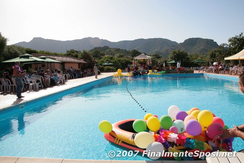 Piscine, ore 18: tutto  pronto per l'inizio del rito.