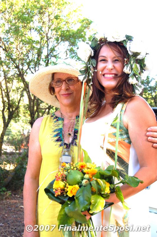 La Sposa  nascosta tra i cespugli.